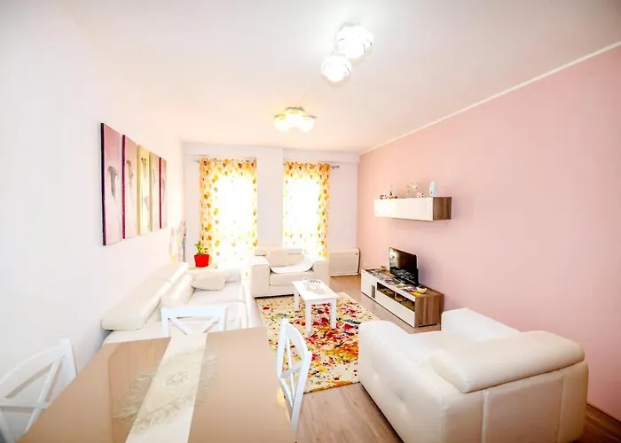 Happy Stories' In Centre Apartment