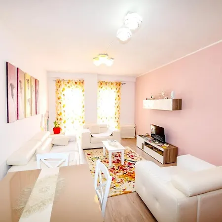 Happy Stories' In Centre Apartment